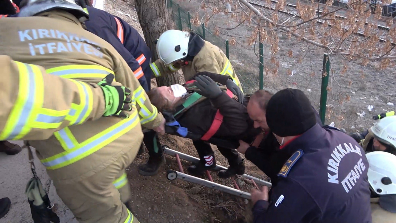 İşçi servisi şarampole devrildi: 15 yaralı